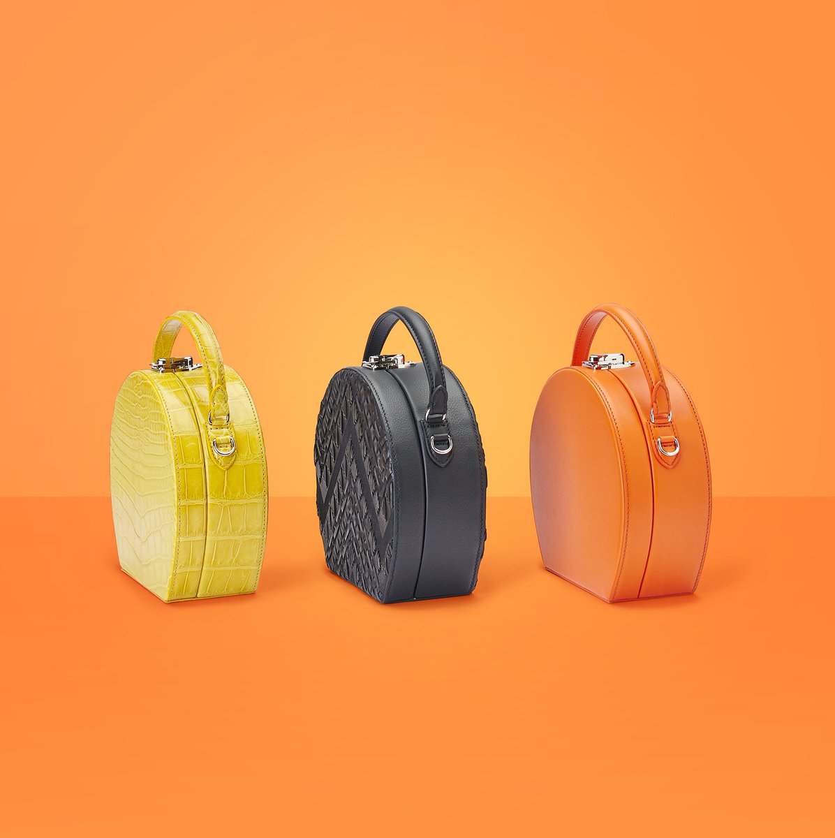 Bertoni1949's tweet photo. You+your #Bertoncina bag: #squadghouls🕸🎃 Make #Halloween spook-tacular with a classy accessory! #BertoncinaVibes #morethanabag https://t.co/smfGrcZza8