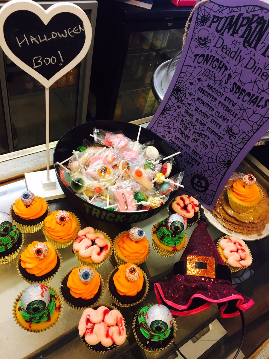 kupcakekitch's tweet photo. Halloweeeeen @kupcakekitch Union st, Hereford.. mwah ha haaaaa....🎃👻🎃 https://t.co/0j0MNOsF7e