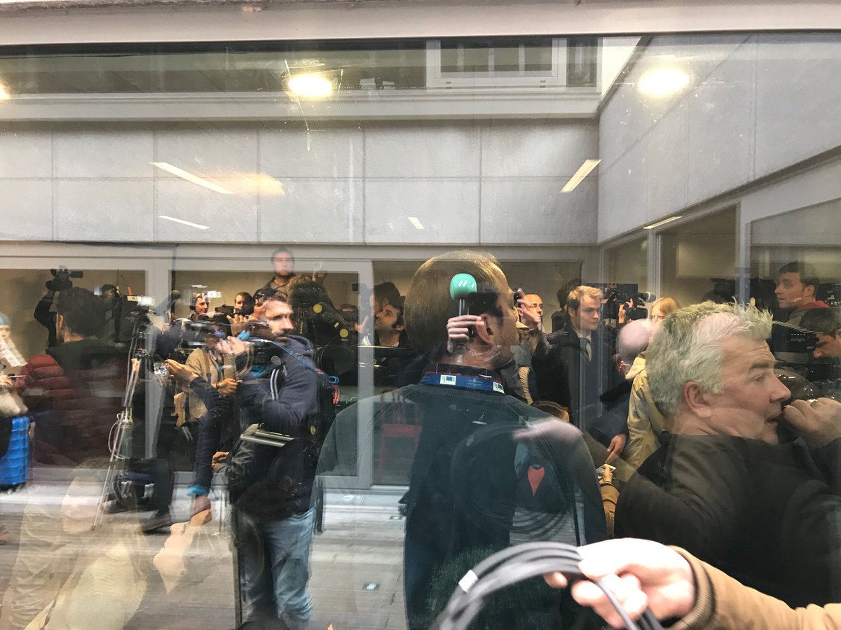 daroulette's tweet photo. Conférence de @KRLS toujours prévue à 12.30. La salle se transforme en aquarium pour journalistes #Vews @RTBFinfo https://t.co/dVxNFxtmIw