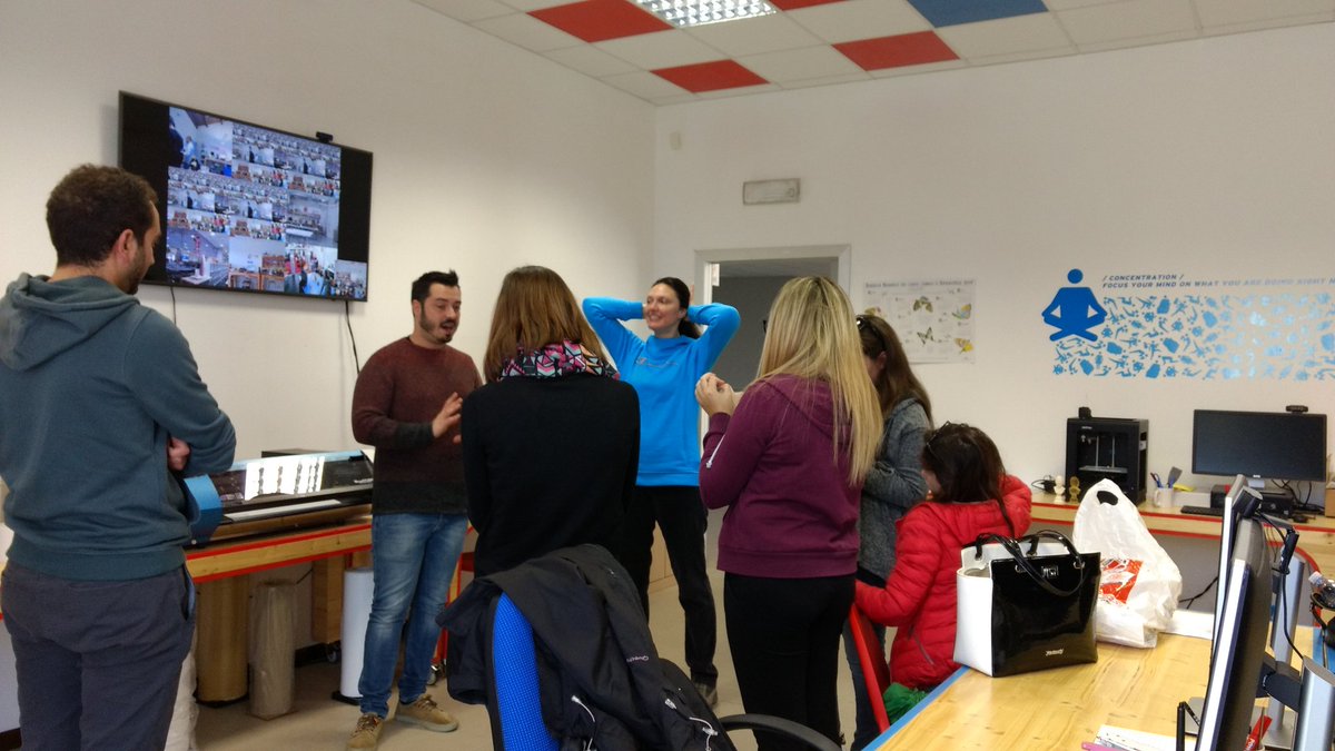 SA_Rieti's tweet photo. Oggi portiamo #Halloween @FabLabLazio @BIC_Rieti corso per #modellare #3D idee da #spavento https://t.co/a2EfLstjJW