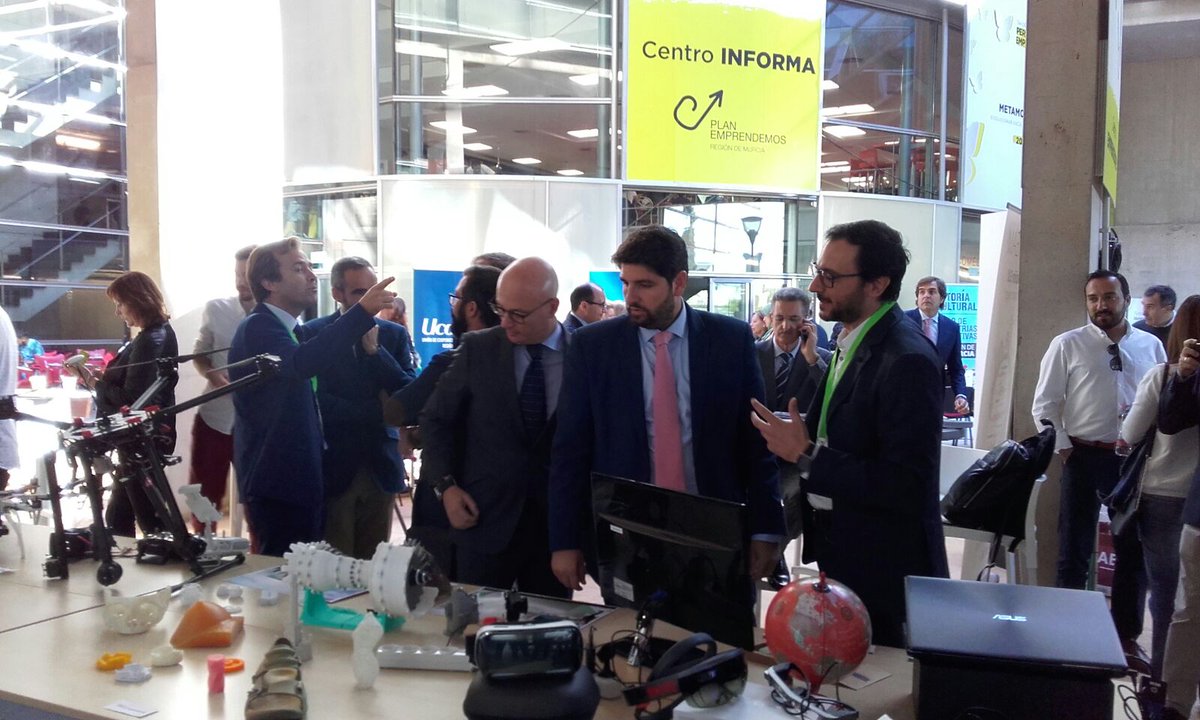ArmadaAlvaro's tweet photo. Vídeo visita @JHdezAlbarracin a #Diape17 en la @UMU. Ayudamos a los #emprendedores a entender el mundo de la empresa
https://t.co/qqfPN3tRak https://t.co/BHzZzSqwW3