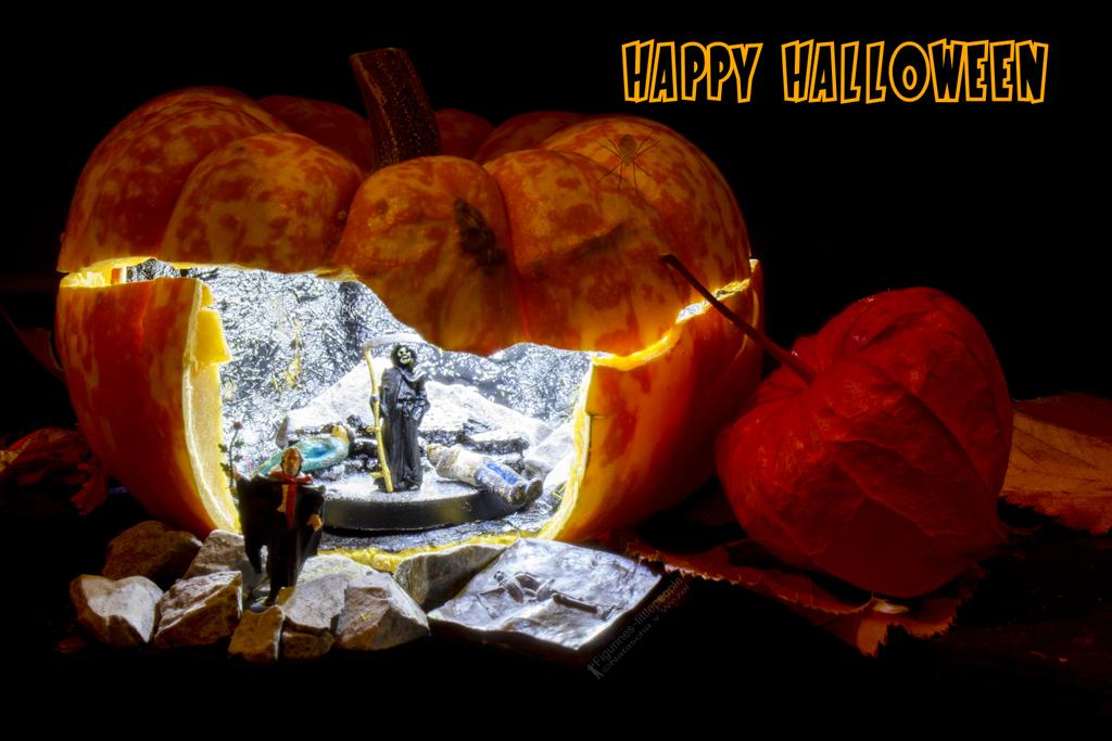 tassie1974's tweet photo. "Pumpkin house of horror" ยฉFigurines-Littlepeople
#halloween #Halloween2017 #pumpkin #pumpkincarving #Orange #pumpkinpics https://t.co/osj8NMvYvw