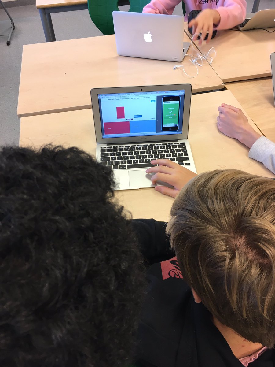 yneilson1's tweet photo. Kahoot fun in room B #textfestais https://t.co/nOremAKvJM