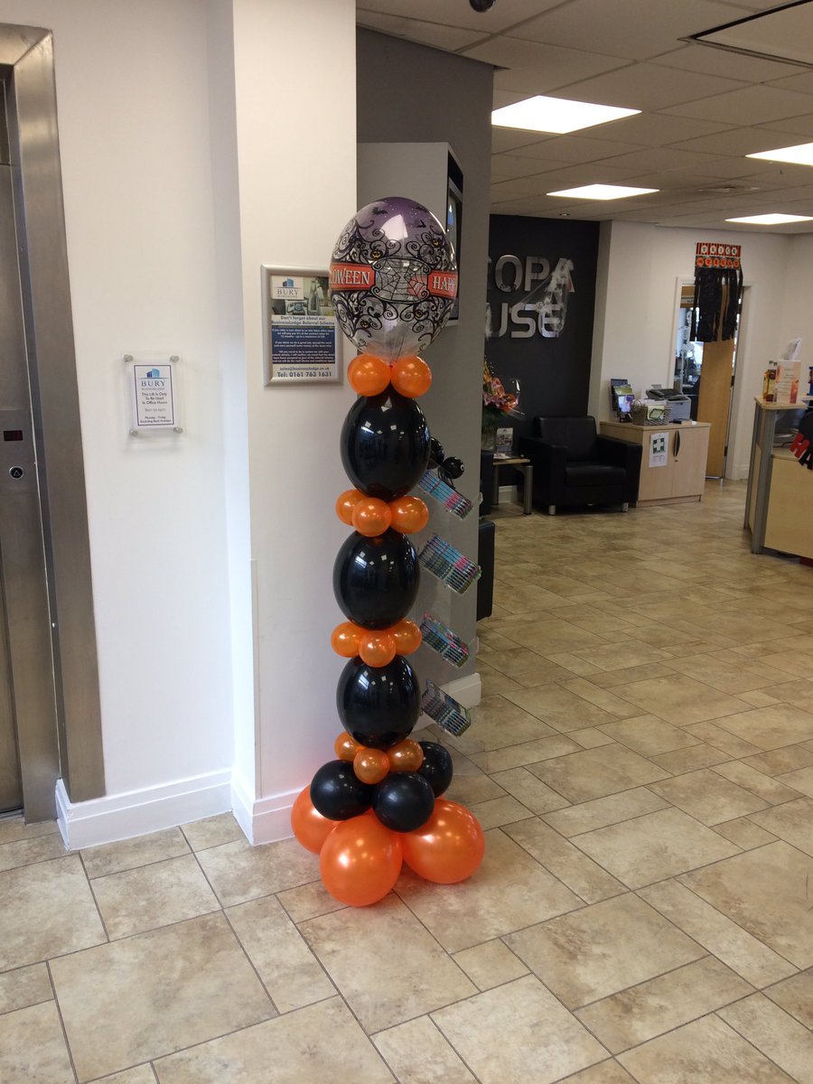 RiskBoxUK's tweet photo. More @caketober cakes @BusinessLodge this morning and balloon artistry - come down @Gnatta @AmedeoAdjusting @JamesFInman https://t.co/FEpOXQmhyc