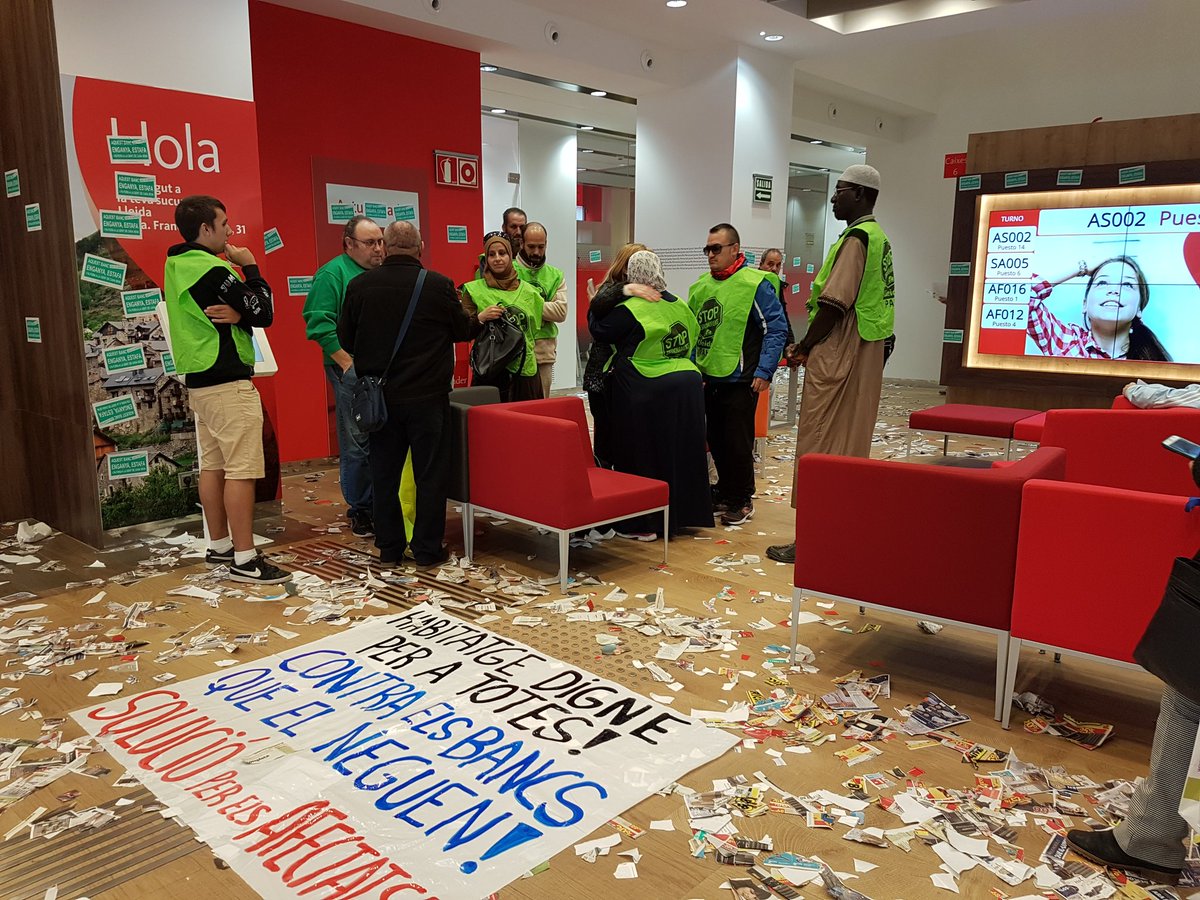 Hoy <a href="/LA_PAH/">Plataforma de Afectadas por la Hipoteca</a> estamos con #TrucoOTrato en <a href="/bancosantander/">Santander</a> (Francesc Macià) exigiendo soluciones para compahs de nuestra asamblea y de todas.