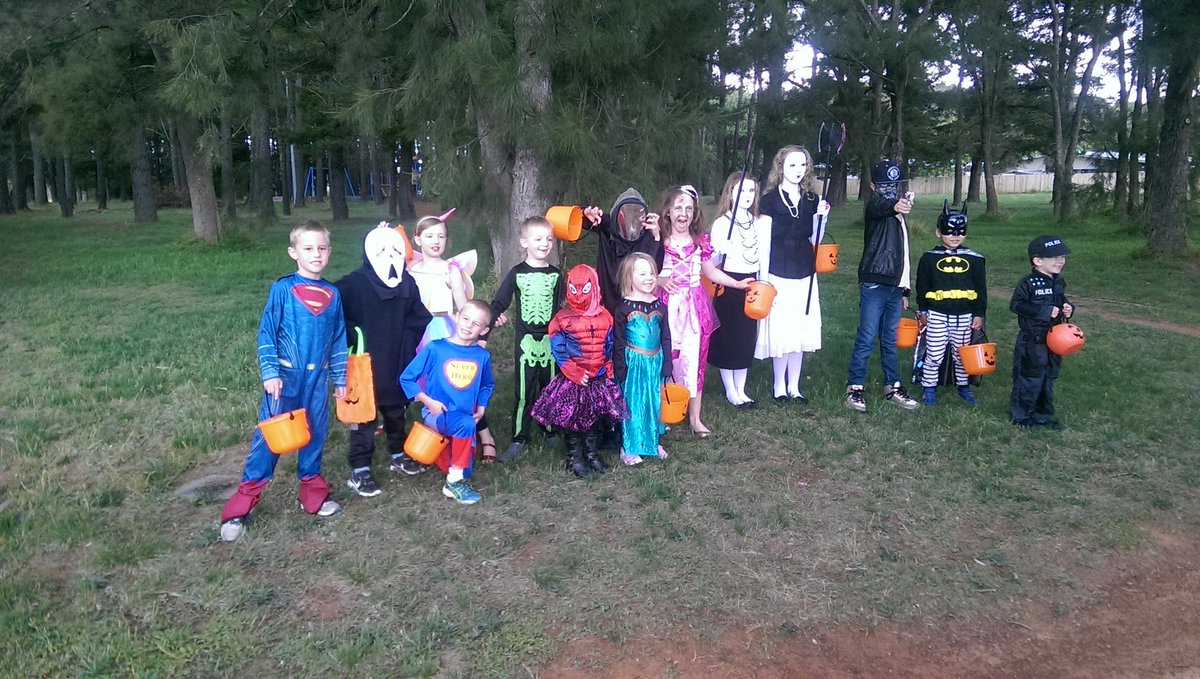 Smileybrad01's tweet photo. Halloween was entertaining as usual in our street. #scary #kidsarefunny #trickortreat #toomanylollies https://t.co/wo0Il8domx