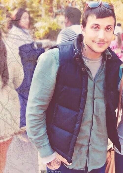 HAPPY IEROWEEN EVERYONE AND HAPPY BIRTHDAY TO FRANK IERO WOOOOOO!1!!1!      