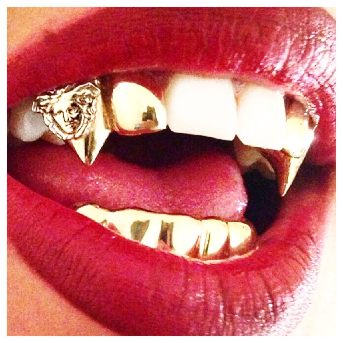 avenison's tweet photo. Halloween Vibes. Staying in, locking my doors and eating all the candy. #TrickOrTreat https://t.co/1cAvda3mYg