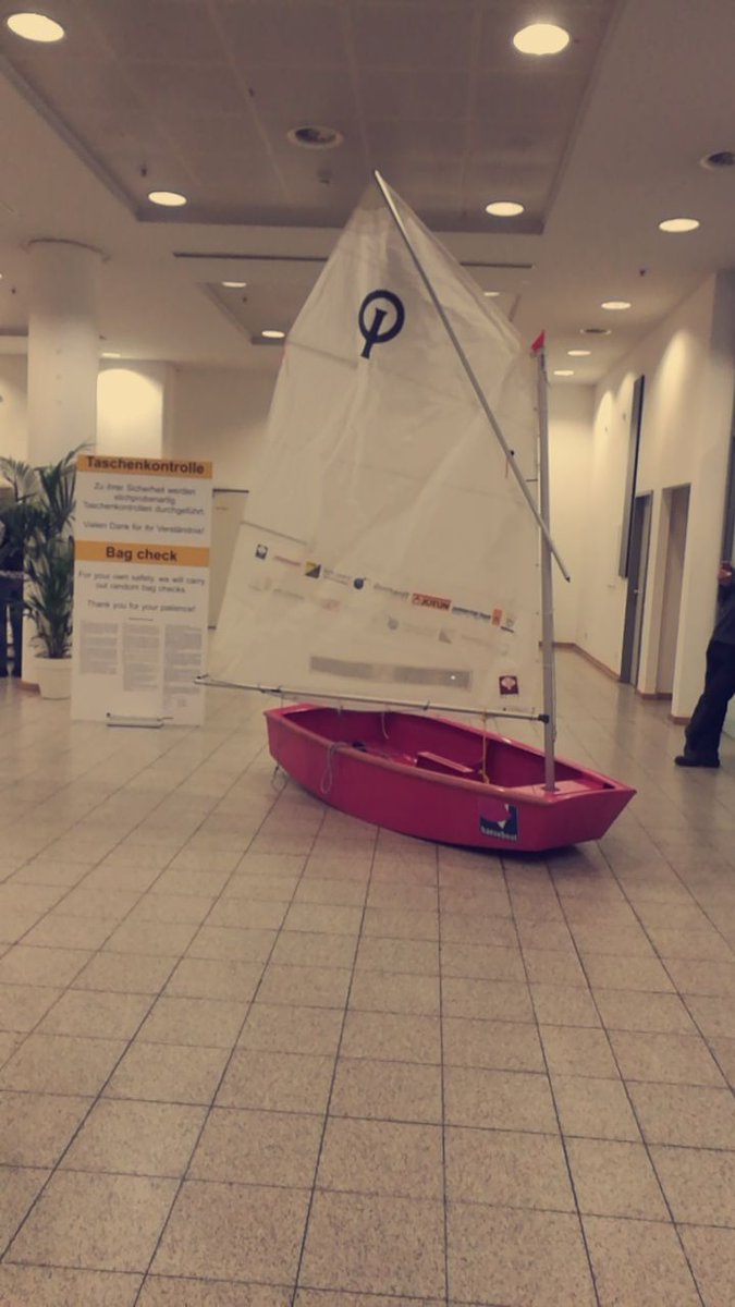 iw_inga's tweet photo. #Hanseboot - 1 Stunde Warten! Darauf, dass sich die Tore öffnen; leider erst ab 12 Uhr. Letztes Mal #Bootsmesse in #Hamburg https://t.co/ZPZmSgvr1L