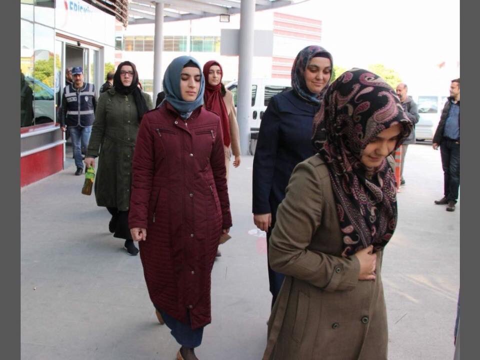 HasanCucuk's tweet photo. Afyon’da zulme karşı elif gibi dik duran bu ablalardan 9’u daha tutuklanmış. 32 çocuk annesiz kaldı, 5 bebek daha annesiyle zindana atıldı. https://t.co/DT6TrGDYTB