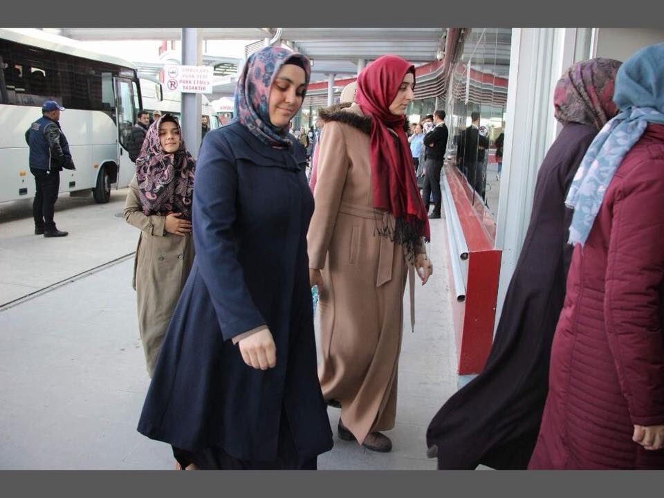 HasanCucuk's tweet photo. Afyon’da zulme karşı elif gibi dik duran bu ablalardan 9’u daha tutuklanmış. 32 çocuk annesiz kaldı, 5 bebek daha annesiyle zindana atıldı. https://t.co/DT6TrGDYTB
