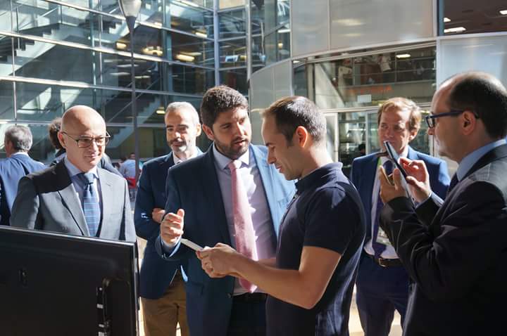 ArmadaAlvaro's tweet photo. Vídeo visita @LopezMirasF a #Diape17 en la @UMU. Se están creando 8 empresas al día.
Murcia Región #Emprendedora
https://t.co/ycNwpkCJxM https://t.co/6XOEiP3DCU