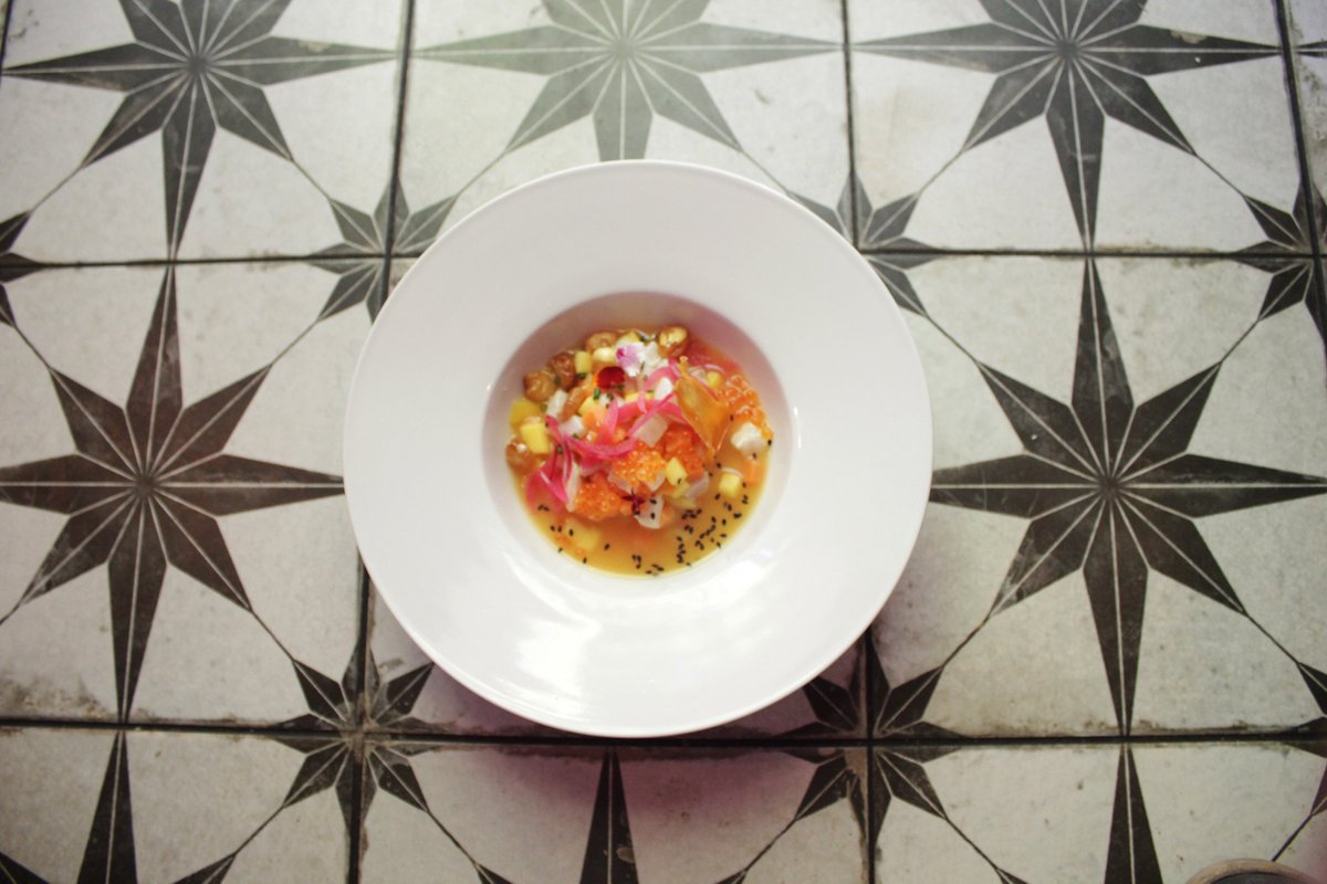 TabernaFurtivos's tweet photo. Acompañado de fruta de la pasión, con boniato y huevos. ¡Así es nuestro ceviche de lubina! 

Galicia en un plato. ¡Así es Furtivos! https://t.co/5mGmMoepGn