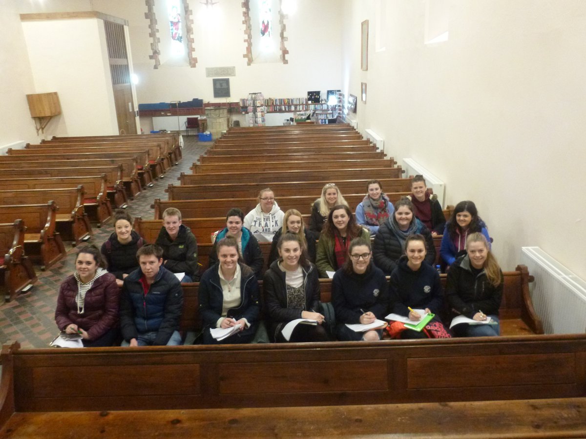 Myfyrwyr y modiwl Dafydd ap Gwilym a’i Gyfoeswyr yn ymweld ag Eglwys Llanbadarn Fawr, lleoliad y cywydd enwog ‘Merched Llanbadarn’.