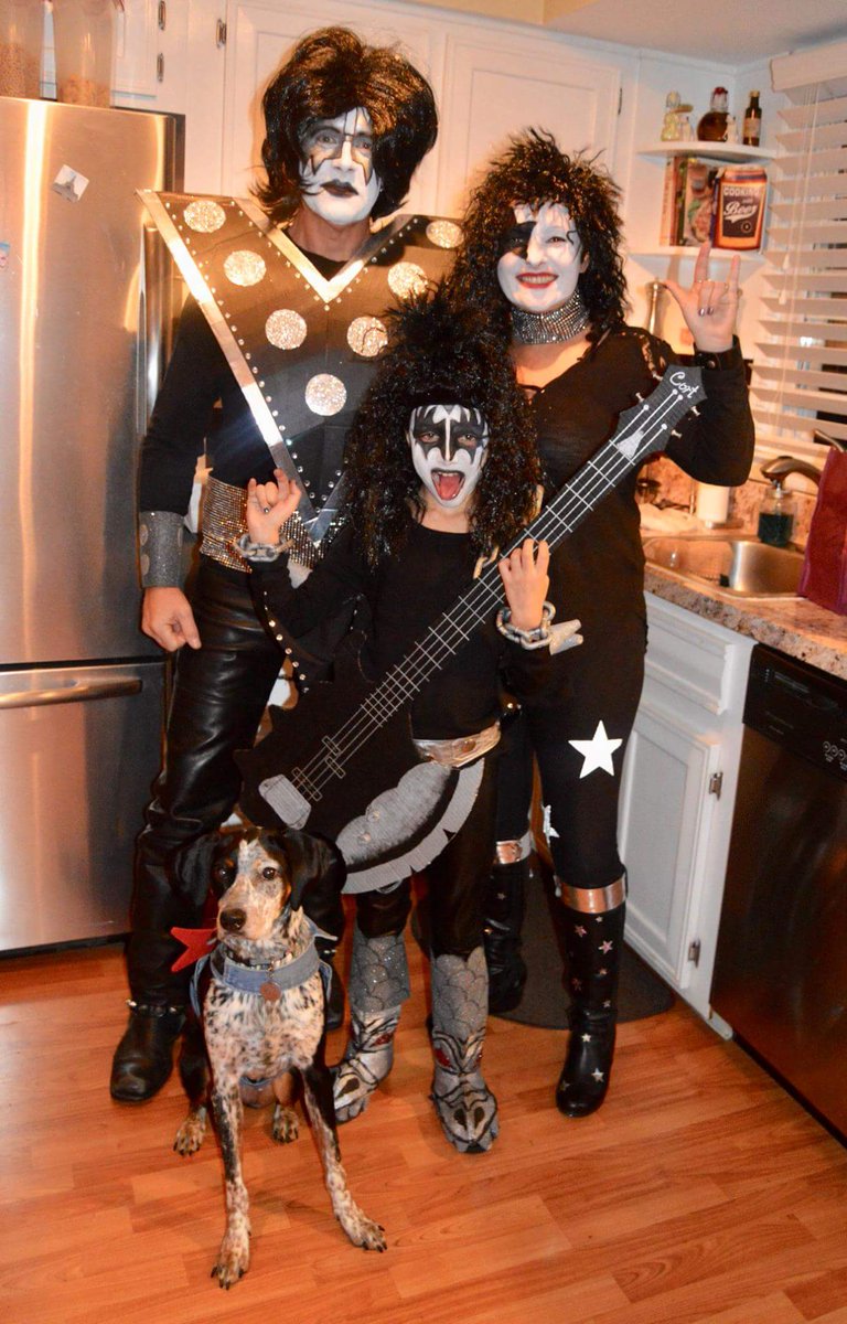 CouzinEd's tweet photo. Fox29Halloween
Talulah Jean "Simmons" and her rockstar family. https://t.co/nxWRqlUkEZ