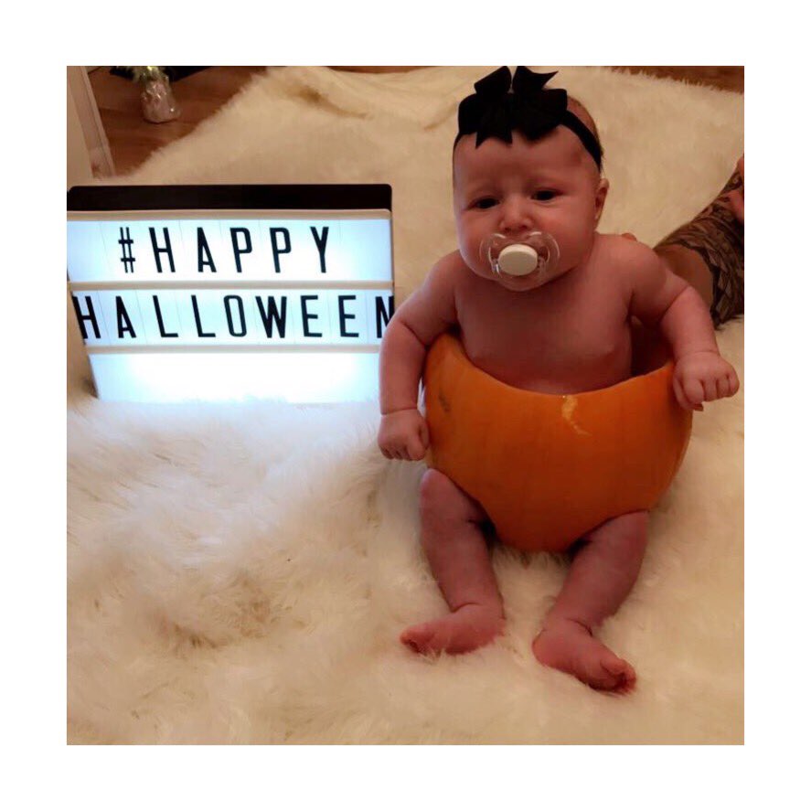 mrsBevanJones's tweet photo. Happy Halloween Everyone 🎃👻🎃 My little Dolly, The cutest Pumpkin in the patch 😍 #DollyRose #firsthalloween #socute #beautifulprincess https://t.co/b23lmP97OK
