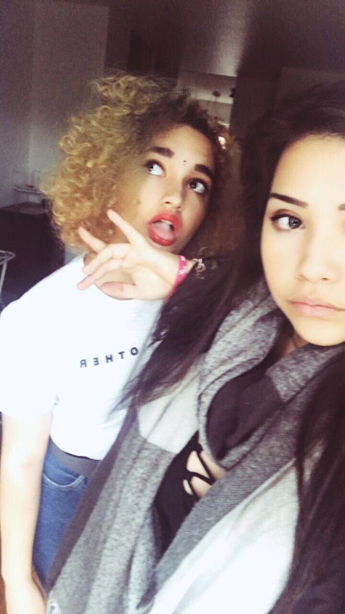 pommmefrite's tweet photo. Mes amours de ma vie @rya_mvand0708 @MaevaWithoutBae @LeKakiOfficiel ❤🙈 #PosteTonBae https://t.co/poGbeHwcRb