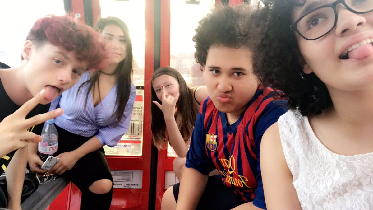 pommmefrite's tweet photo. Mes amours de ma vie @rya_mvand0708 @MaevaWithoutBae @LeKakiOfficiel ❤🙈 #PosteTonBae https://t.co/poGbeHwcRb