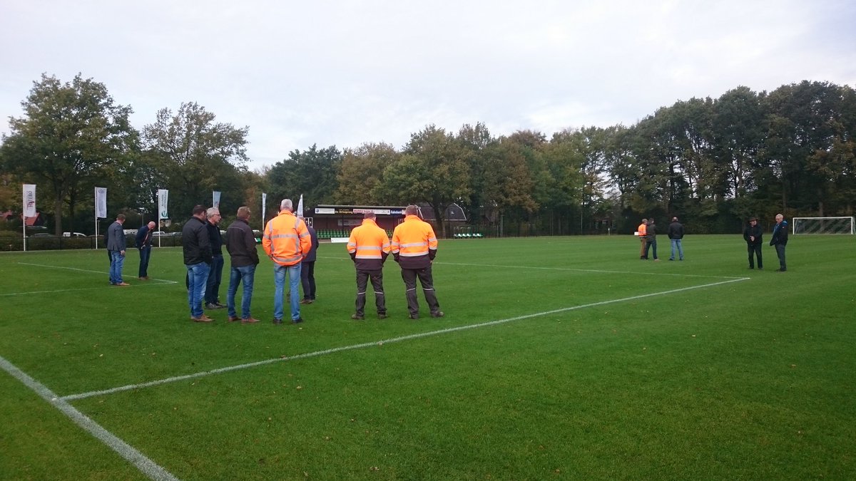 dcmnederland's tweet photo. #O2 veld in Aalten wordt uitgebreid bekeken en besproken!
@KYBYS_NL @vvAD69 #Aalten #voetbal #sportveld #o2concept https://t.co/M3sjixr6fn