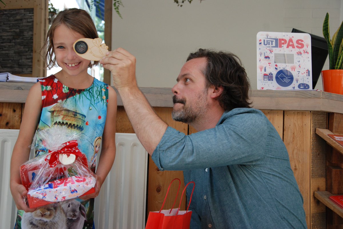 Terugblik naar een mooi moment in Lier met onze 100 000e pashouder Kaat! "Ik wil naar @kapiteinwinokio !" publiq.be/nl/nieuws/uitp…