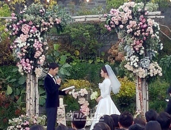 talilasheras's tweet photo. So many parallels 😭😍😍💗💕🤧💕💕 #SongSongCoupleWedding https://t.co/YuM1boPlwF