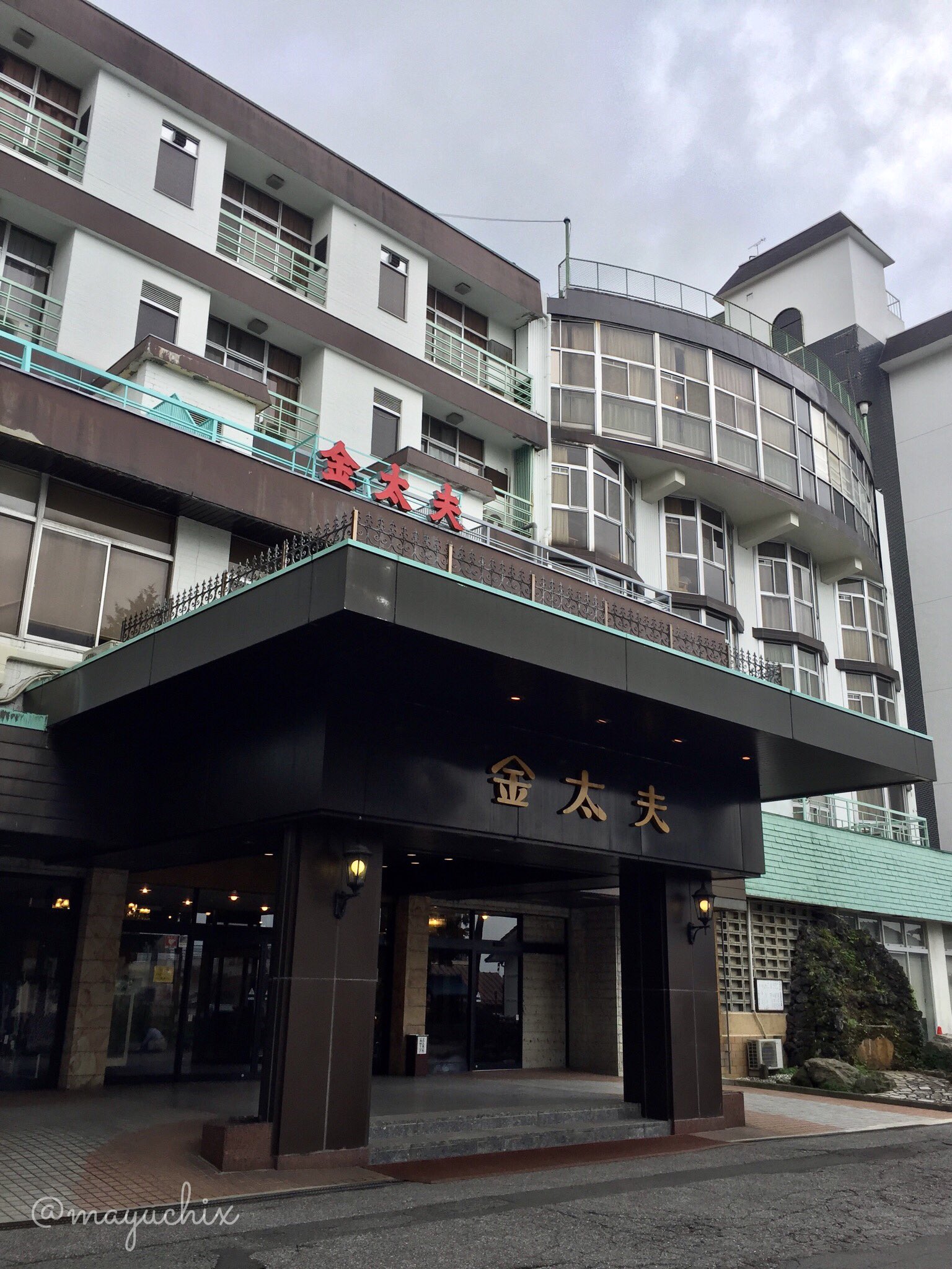 まゆち 伊香保温泉 金太夫 渋川市 お風呂は最上階で 小さめの露天風呂と内湯 別棟で こちらも狭いながら 貸切の露天風呂 予約制 があります チェックインと同時に予約するのがオススメ Ph6 3 泉質は湯元の露天風呂と同様 誰でも使える