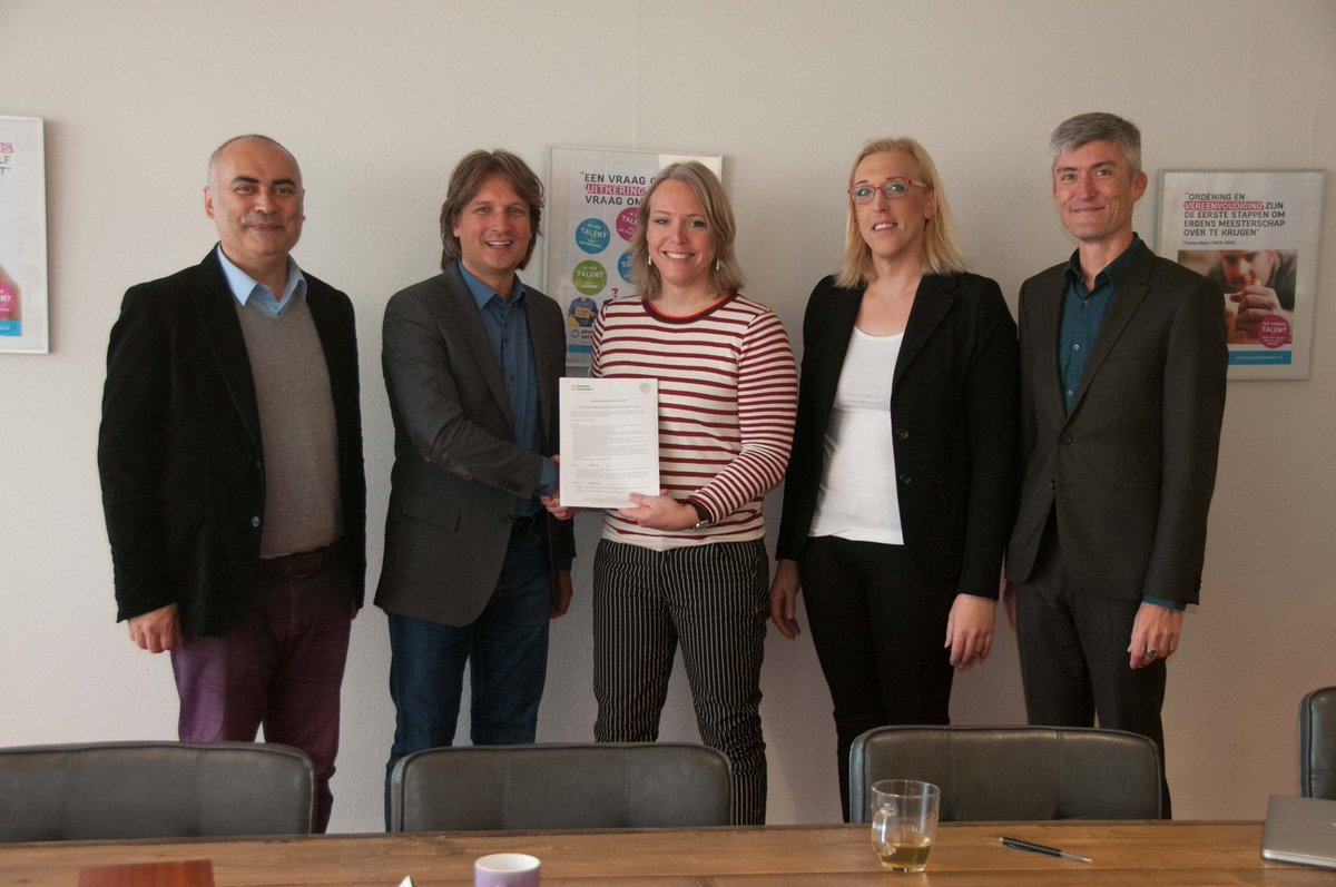 Gendertalent's tweet photo. #Proud! Overeenkomst getekend met Deventer @werkenmettalent om #transpersonen te helpen. Ook aanwezig: Gemeente @deventergem &amp; @COCDeventer https://t.co/9StmyWNkq3