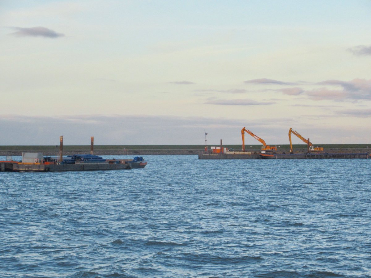 BoruzaM's tweet photo. Blue rolls on land, blue rolls on water, blue rolls everywhere @TenCate_Geo_NL @Rijkswaterstaat #Houtribdijk https://t.co/VUAyfRXKch
