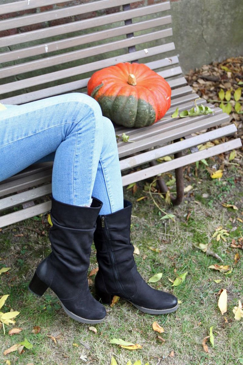 shoonshoes's tweet photo. Treat yourself to a pair of gorgeous Bowhill boots from Ara this #Halloween Shop in store and online now: https://t.co/ty9TK99lH9 https://t.co/57QFtMCcyH