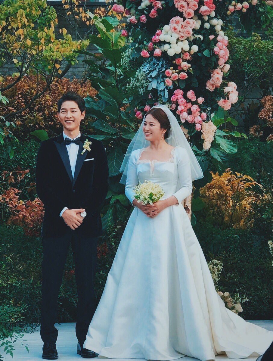 AlyssaValdez2's tweet photo. So dapat nasa Korea ako ngayon para sa kasal nila. 😅 #SongSongCoupleWedding ❤️ https://t.co/fxcCRIwWqH