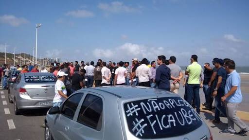 Mais uma vez o governo querendo botar no cu do povo! Prejudica o povo e quem depende desse projeto para sobreviver.. 😐 #NãoAoPLC28 #FicaUber