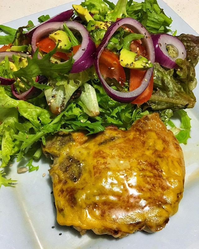 Reposting @cooksaddiction:
Y esta semana va llegando a su fin! Carré de cerdo con hueso, mostaza y ensalada de verdes, palta, tomates y