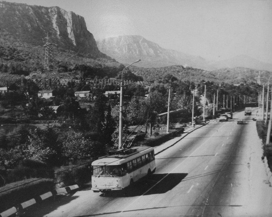 pan_zugzwang's tweet image. У жовтні 1958 року Рада міністрів України вирішила будувати найдовшу у світі тролейбусну лінію Сімферополь-Алушта-Ялта #CrimeaIsUkraine