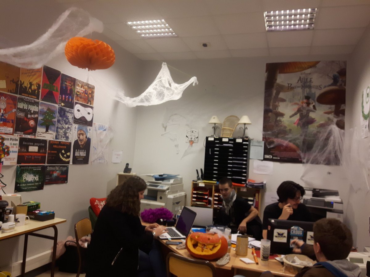 epsyca's tweet photo. Venez fêter Halloween au local :) 🎃🍁 #Halloween2017 
#bonbonsàvolonté https://t.co/A45ZUoCGHi