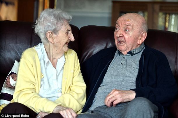 papyhappy_fr's tweet photo. [#insolite] À 98 ans, elle déménage dans la maison de #retraite de son fils de 80 ans ! https://t.co/iFlZOLB96a via @Letribunaldunet #senior https://t.co/HnfpmwWAOD