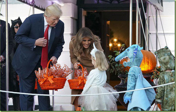 MOTUSmirror's tweet photo. #Trump Trumps #ObamaHalloween With #RealCandy
https://t.co/Xz7LzcKiCU
#GetTheFacts #MOTUS @TwitchyTeam https://t.co/klb08CDXi1