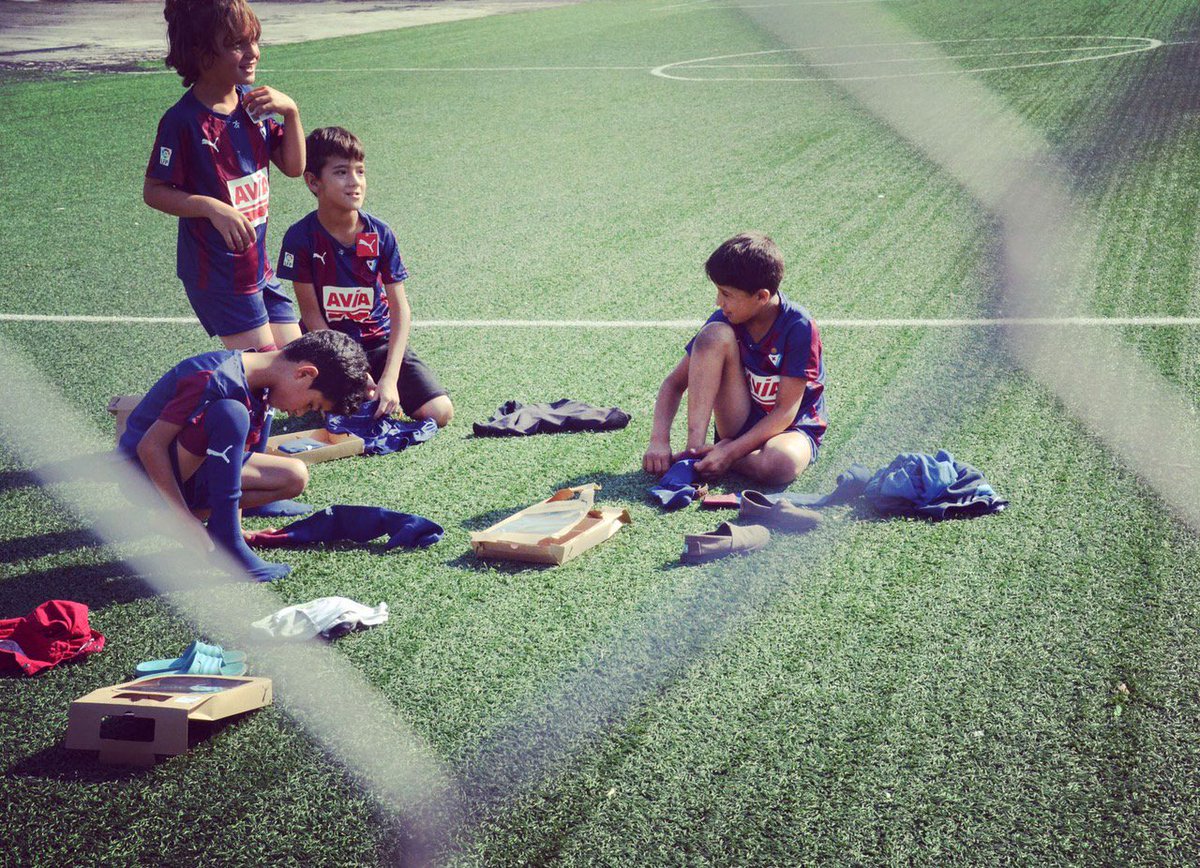 SDEibar's tweet photo. SD Eibar dona el excedente de ropa de la temporada pasada para ayudar a refugiados en Grecia https://t.co/6zjq2dJoTh https://t.co/XLpg39mIMQ
