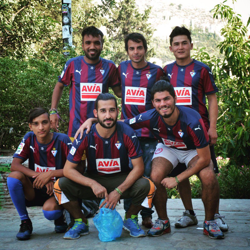 SDEibar's tweet photo. SD Eibar dona el excedente de ropa de la temporada pasada para ayudar a refugiados en Grecia https://t.co/6zjq2dJoTh https://t.co/XLpg39mIMQ