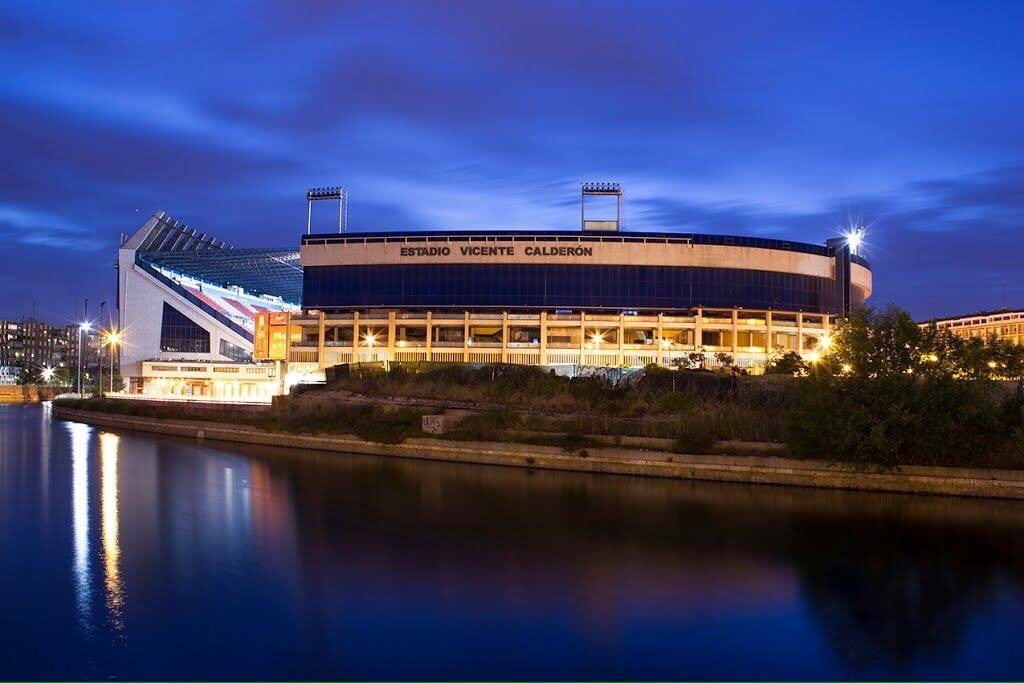 Todo_atleti's tweet photo. RT: Vicente Calderón 
❤: Wanda Metropolitano https://t.co/hLvCKUe4bb