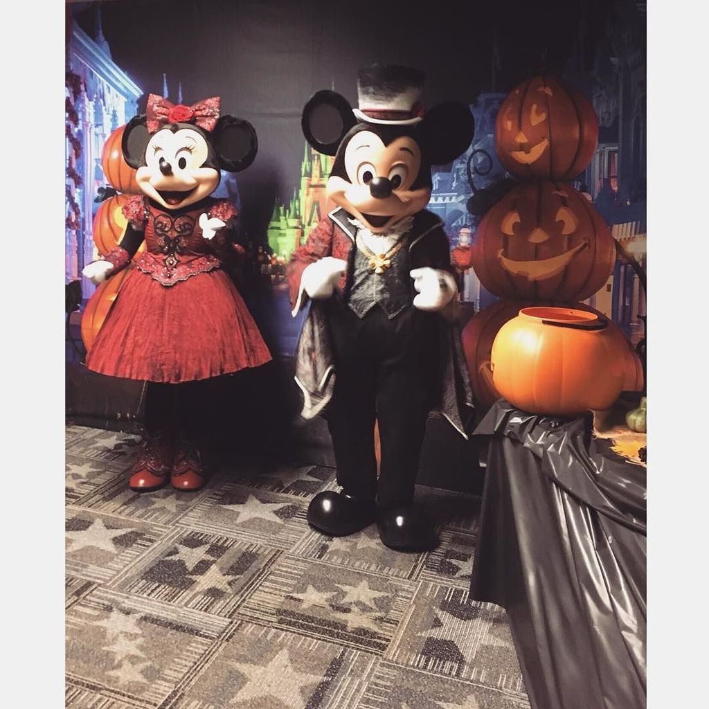 onceuponapark's tweet photo. All dressed up &amp; ready for Halloween! 🎃 https://t.co/vmMvHFsJsa