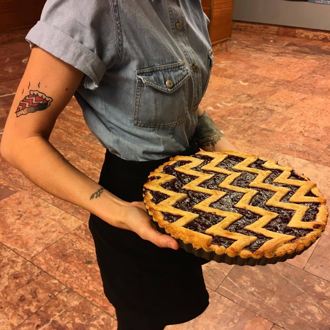 Kdo neochutnal legendární damn fine cherry pie, nikdy nepochopí tuto závislost agenta Coopera. Exkluzivně na našem baru už od pátku!