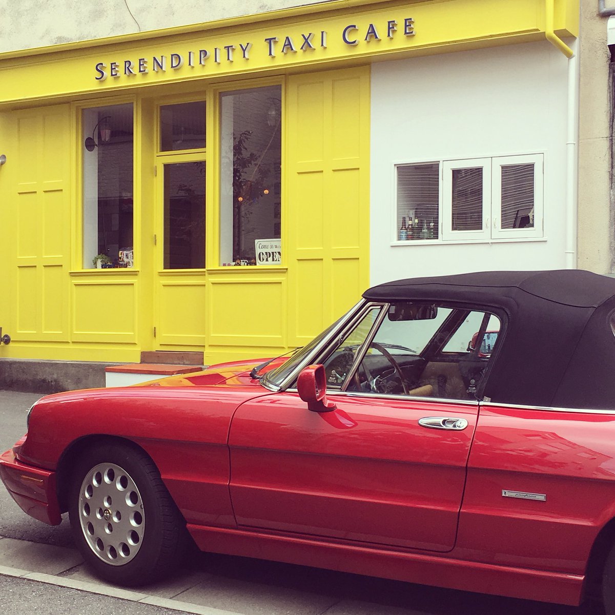 Twitter पर Serendipity Taxicafe とってもステキな車がお店の前に チョコレートとボクサーパンツご購入ありがとうございました 赤い車と黄色いお店素敵です アルファロメオ スパイダー ヴェローチェ 赤い車 オシャレなドライバー イタ車