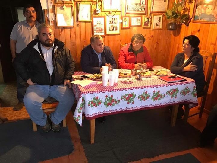 Alcalde_CGomez's tweet photo. Informando de importante proyecto para un postergado sector, pasaje Las Canteras. Además vecinos plantean problemas que les afectan✖️ años https://t.co/Pt63gl6tQC