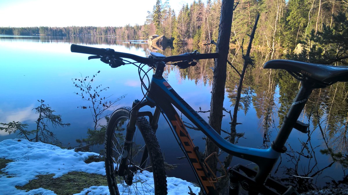 Nastoitta ajellessa joutuu jo valikoimaan vähemmän jäisiä reittejä. Joko on nastat alla? #pyöräily #MTB #talvipyöräily #winteriscoming