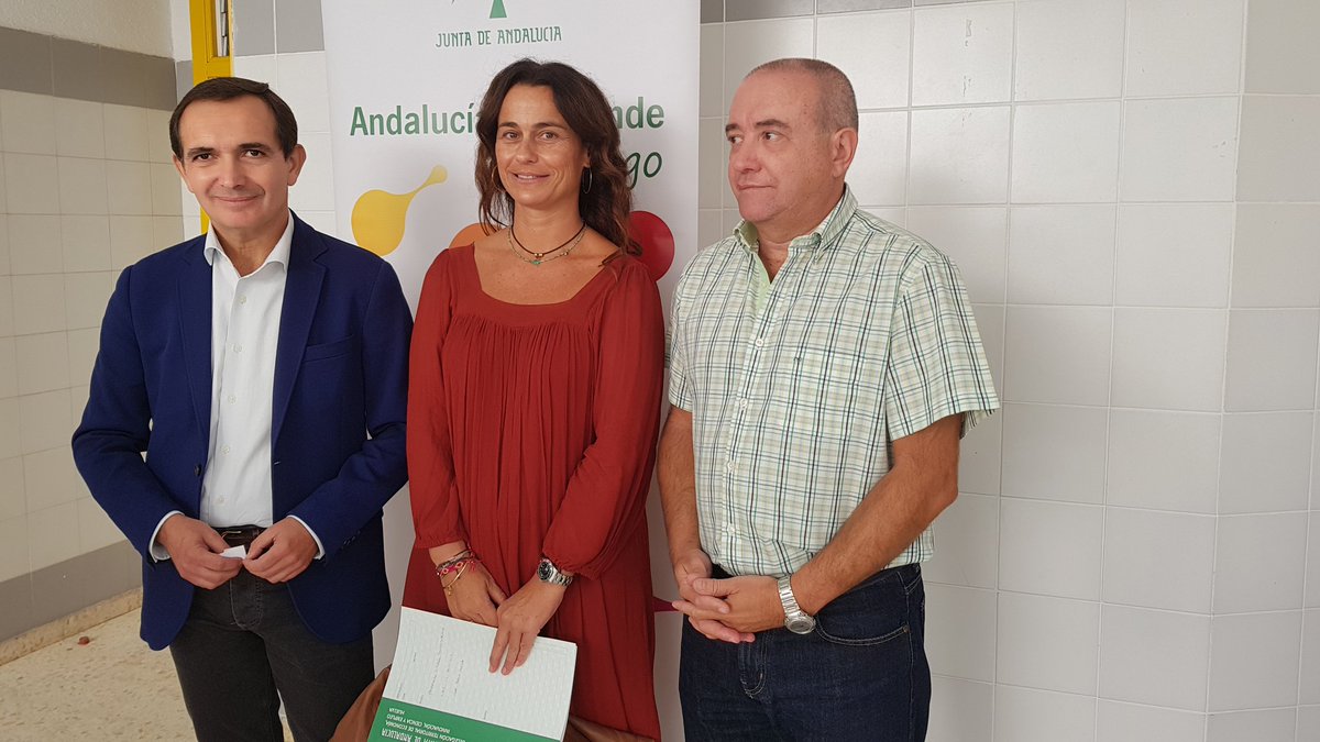 HuelvaJunta's tweet photo. 🎬🎥 @aemprende fomenta el #emprendimiento con el concurso 'Móntate tu película' con alumnos del Grado de Imagen del Instituto Pablo Neruda https://t.co/n9h4GuRLVO