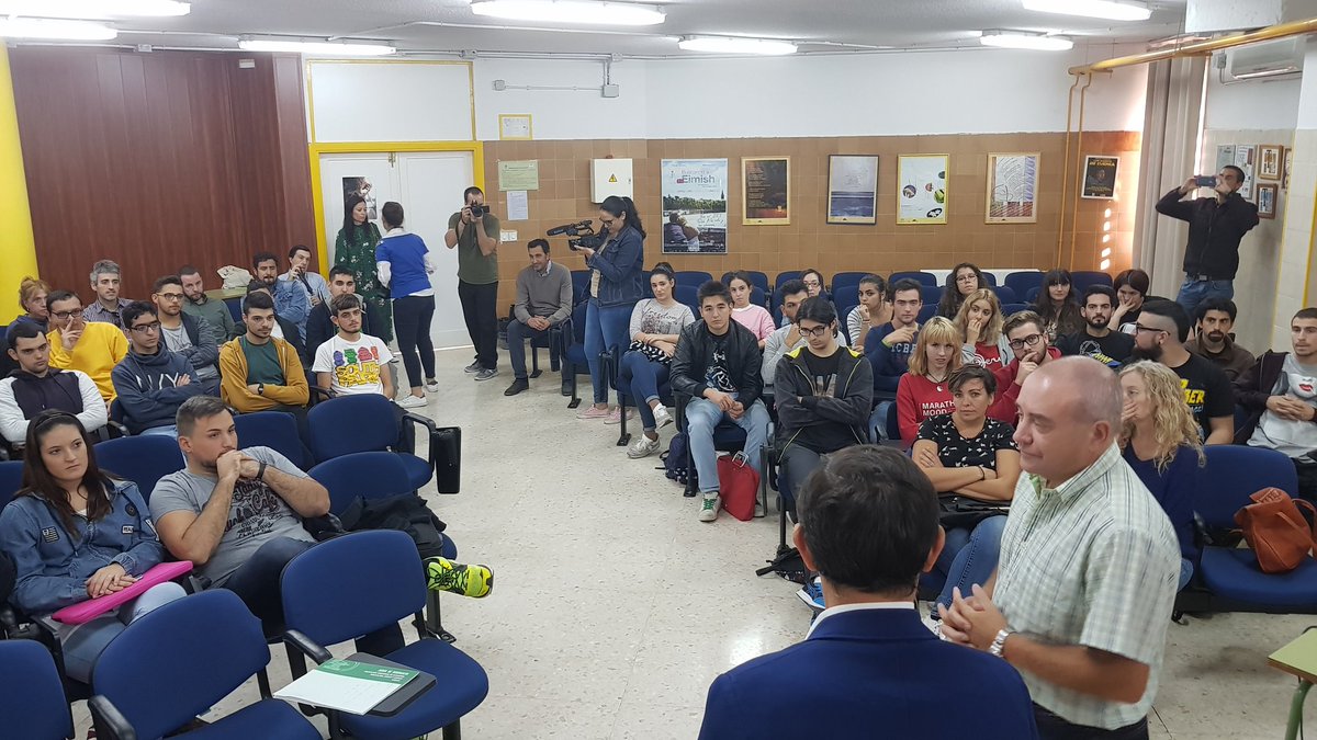 HuelvaJunta's tweet photo. 🎬🎥 @aemprende fomenta el #emprendimiento con el concurso 'Móntate tu película' con alumnos del Grado de Imagen del Instituto Pablo Neruda https://t.co/n9h4GuRLVO