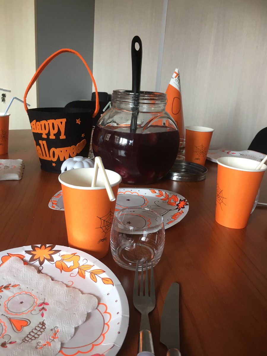 CoralieBitan's tweet photo. #Halloween au @GroupeCESI #TeamCESI #GreatPlaceToWork #HappyatWork w/ @CamillePouillot @jess_michel etc. https://t.co/0vwMKu07p2