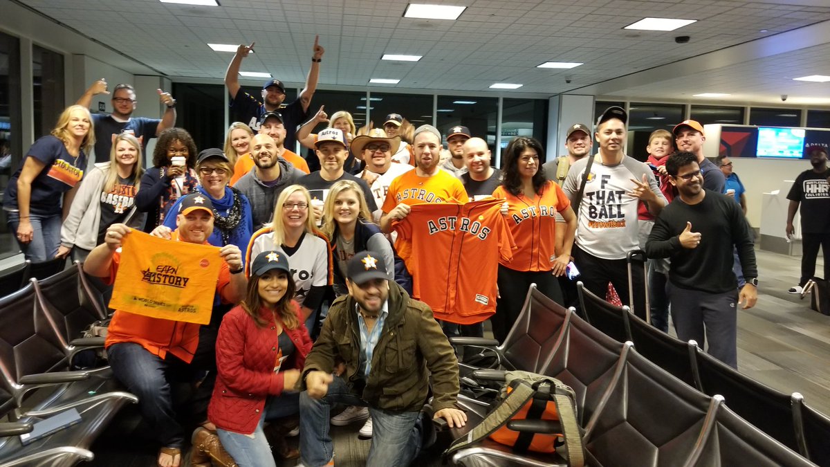 yourenodaisy1's tweet photo. Stros fans are taking over @iah this morning. #SoCalBound @astros @JoseAltuve27 @TeamCJCorrea @ABREG_1 @ajhinch #EarnHistory https://t.co/mCCH05QNag