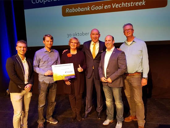 RBNaarden's tweet photo. Coöperatiefonds @RaboGVS reikt cheque uit aan reddingsbrigade voor de aanschaf van nieuwe overlevingspakken https://t.co/8JZQF5SNgu https://t.co/FkT7Oa7kbC