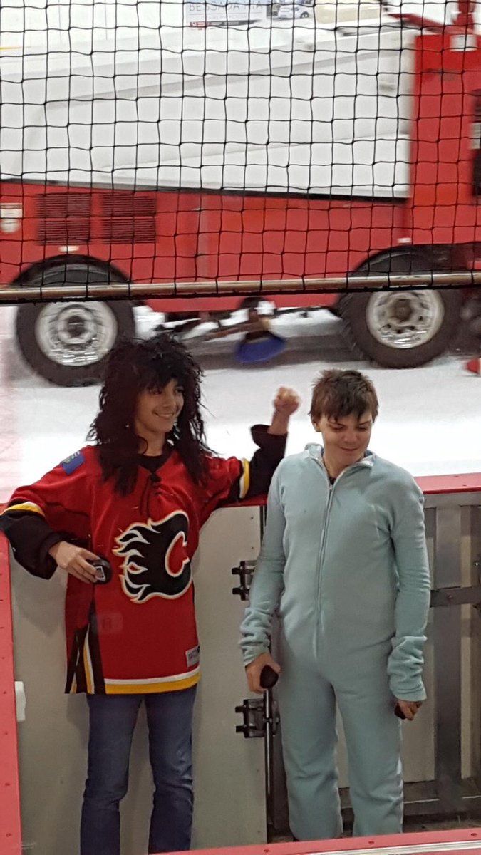 68isgr8's tweet photo. HEY EVERYBODY!!! It’s Halloween & we would love to see your Jagr outfits tag us use #JagrArmy so we can share with @68Jagr #SupportTheLegend https://t.co/YluuGp3chJ